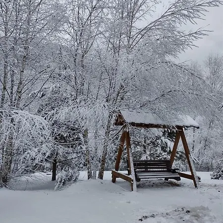 Trzy W Bieszczadach Деревянный коттедж *